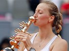 Petra Kvitová s trofejí pro vítzku turnaje v Madridu.