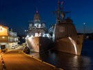 Nizozemsk fregata HNLMS TROMP (F803) a americk raketov kink USS VICKSBURG...