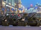 Zábr z noní zkouky pehlídky v ulicích Moskvy ukazuje dalí historická...