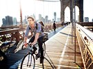 Tento výhled zaívají cyklisté v New Yorku na Brooklynském most