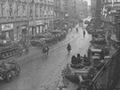Po osvobozen Ostravy. Shromdn rusk tanky stojc podl cesty vedouc z...