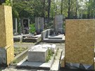 Nkteré krajní náhrobky na Nuselském hbitov pekrývá kvli stavb obvodové...
