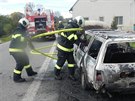 Hasii likvidují poár auta u Balkovy Lhoty na Táborsku.