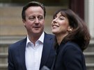 David Cameron pichází s manelkou Samanthou do sídla Konzervativní strany v...