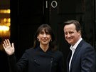 Britský premiér David Cameron s manelkou Samanthou se vracejí do Downing...