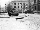 Oputný nmecký tank v Komenského ulici ped píchodem Rudé armády. (kvten...
