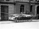 Nmecký tký stíha tank Jagdpanzer IV v Komenského ulici v Olomouci. Vlevo...