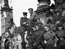 Vojáci Rudé armády po osvobození Olomouce pózují na Sloupu Nejsvtjí Trojice...