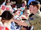 Princ Harry na své návtv Austrálie se zdravil s fanouky, objímal je a...