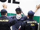 Zásah policist proti neoprávnnému uívání usedlosti Cibulka v praských...