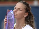 Karolína Plíková s trofejí pro vítzku turnaje J&T Banka Prague Open.