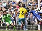 Eden Hazard z Chelsea dává gól proti Crystal Palace.