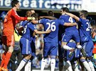 Fotbalisté Chelsea s brankáem Thibautem Courtoisem slaví zisk amglického...