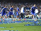 Fotbalisté Chelsea slaví zisk anglického titulu.