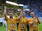 Na fotbal do Teplic pijeli hokejisté Litvínova ukázal pohár pro ampiony...