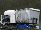 Nehoda dvou kamion uzavela dálnici D5 na 6. kilometru od Prahy. (1.5.2015)