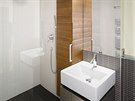 V koupelnách architekt zkombinoval více materiál. Ke keramickým mozaikovým...