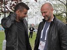 Vladimír Vjtek mladí (vpravo) v druném rozhovoru s fotbalistou Milanem...