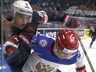 Ruský hokejista Sergej irokov (vpravo) bojuje u mantinelu s Connorem Murphym z...