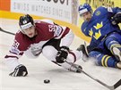 Lotyský hokejista Lauris Bajaruns (vlevo) po urputném souboji s Danielem...