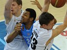 Prostjovsk Dylan Talley se probj pes pardubick basketbalisty Luke...