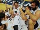 Díntí basketbalisté slaví postup do finále NBL, vlevo Jakub Houka,...