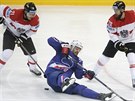 Francouzský hokejista Sacha Treille (uprosted) elí rakouské pesile v podání...