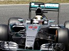Lewis Hamilton v tréninku na Velkou cenu panlska formule 1.