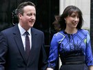 Vítz voleb britský premiér David Cameron opoutí s manelkou Samanthou...