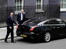 Britský premiér David Cameron v Downing Street nasedá do auta a míí na...