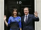 Britský premiér David Cameron s manelkou Samanthou ped sídlem v Downing...