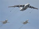 Ruský tankovací letoun Iljuin Il-78 Midas, za ním dva nadzvukové útoné...