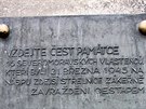 Památník masakru estnácti mu popravených na konci bezna 1945 nacisty u...