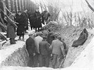 Exhumace hromadného hrobu na stelnici u Bratruova, kde nacisté popravili...