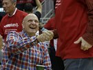 Steve Balmer, majitel LA Clippers, přijímá gratulace k výhře svého týmu v...