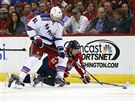 Rick Nash (61) z NY Rangers bouje o puk s kleícím Jevgenijem Kuzncovem z...