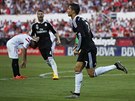 Cristiano Ronaldo (vpravo) z Realu Madrid slaví gól proti Seville.