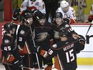 KLUBKO RADOSTI. Hokejisté Anaheimu slaví trefu do sít Calgary.