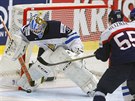 Finský gólman Juuse Saros zasahuje proti stele slovenského hokejisty Maria...