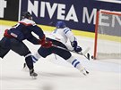 Leo Komarov z Finska (vpravo) stílí gól do prázdné branky, slovenský hokejista...
