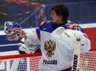 ODPOINEK. Ruský branká Sergej Borbrovskij si prohlíí masku pi peruení...