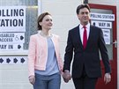 Labouristický pedseda Ed Miliband piel volit s manelkou Justine v...