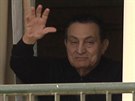 Bývalý egyptský prezident Husní Mubarak zdraví píznivce z okna nemocnice...