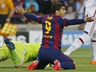 PENALTA NEBUDE? Barcelonský Luis Suárez se diví, že sudí nenařídil penaltu za...