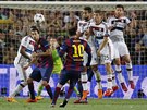 PÍMÝ KOP. Lionel Messi z Barcelony stílí na bránu Bayernu Mnichov, ale ne...