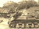 Sovtský voják pózuje na lehkém francouzském tanku Renault R-35, který na vi...