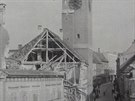 Bombou zasaený dm u znojemské radniní ve v roce 1945