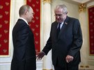 Ruský prezident Vladimir Putin se p�ed zahájením vojenské p�ehlídky vítá s...