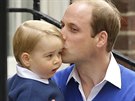 Princ George a princ William dorazili do nemocnice St. Mary (2. kvtna 2015).