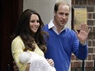 Princ William a vévodkyn Kate ukázali dceru pi odchodu z porodnice (Londýn,...